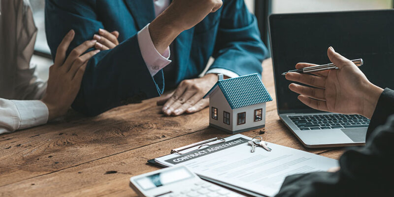 Pareja decide el mejor momento para comprar una casa