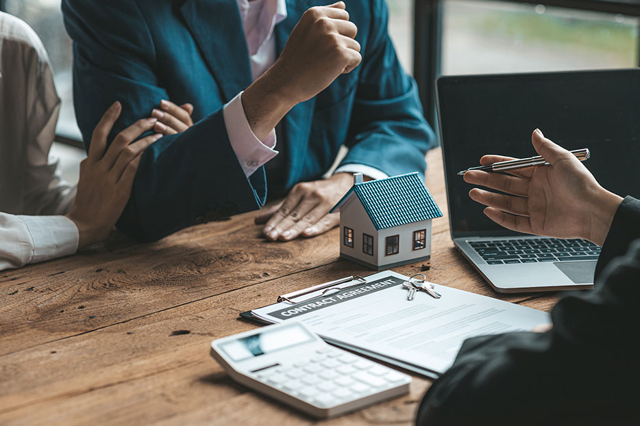 Pareja decide el mejor momento para comprar una casa