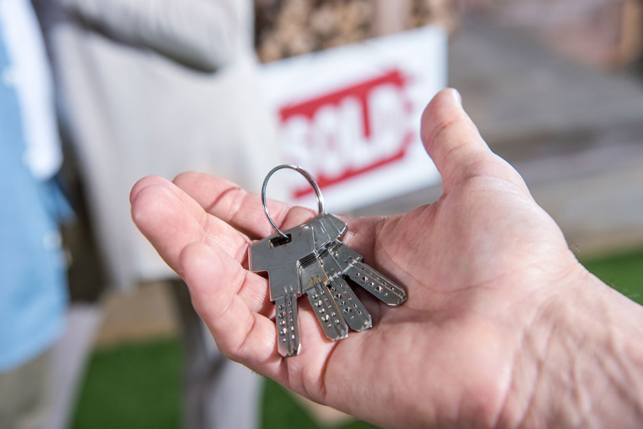 hombre con llaves en la mano de una casa en venta en mérida