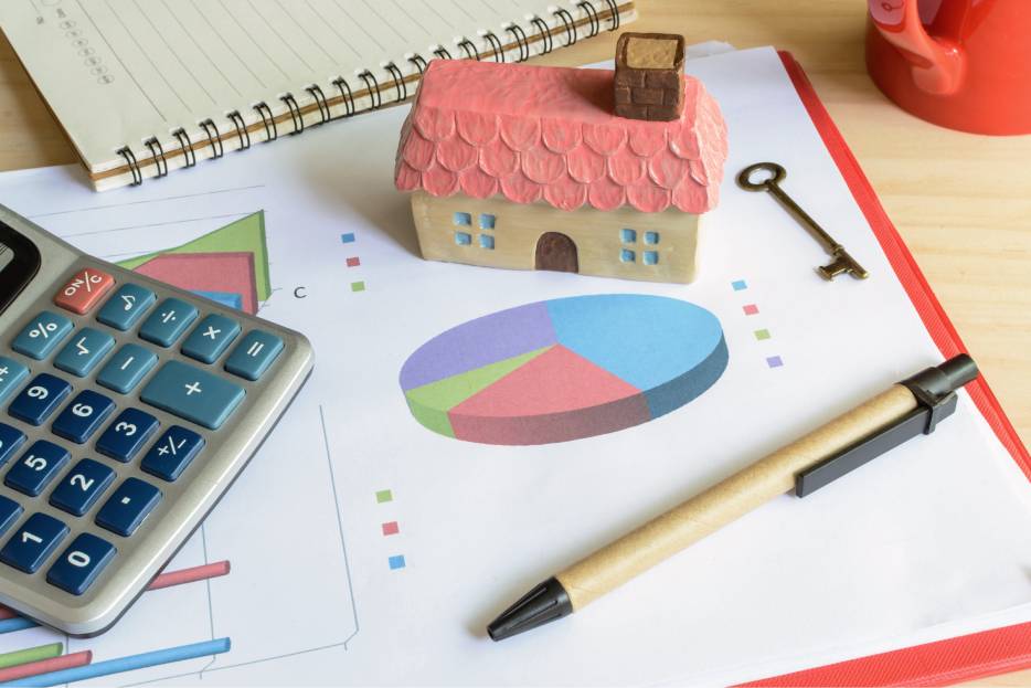 Comprar una segunda propiedad requiere revisar tus finanzas, comparar créditos y considerar apoyos como hipotecas puente.