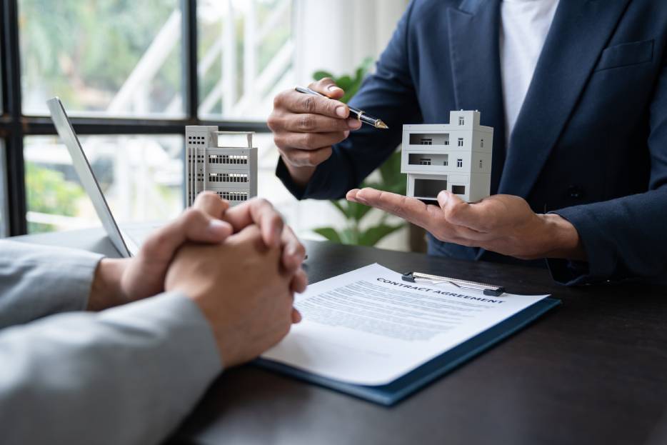inversionistas generando promesa de compraventa para inmueble en Mérida