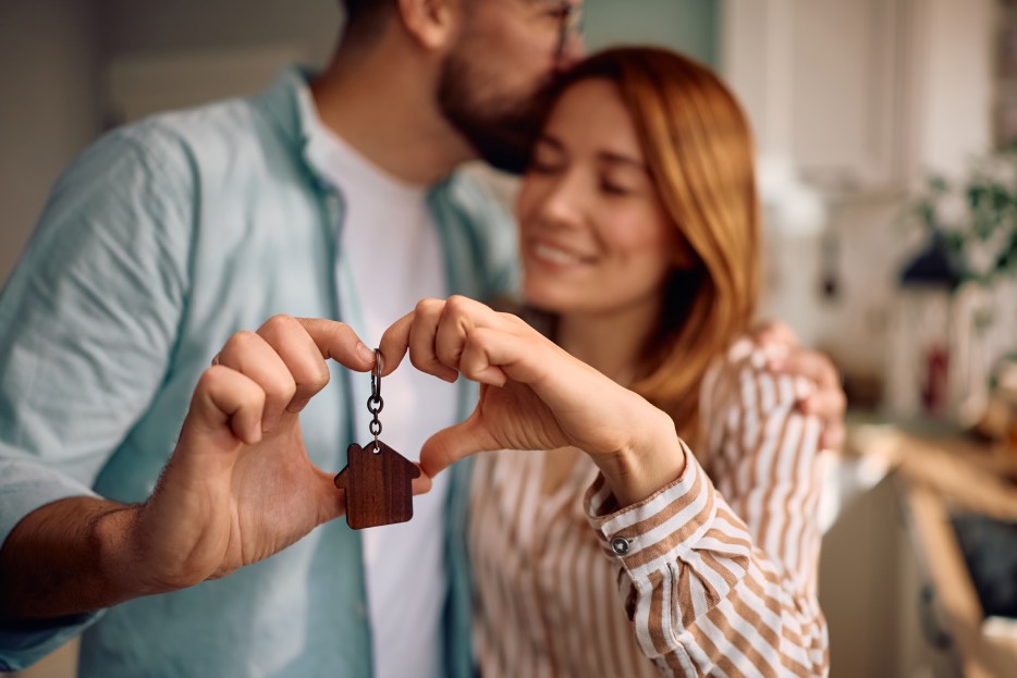 pareja en su nueva casa