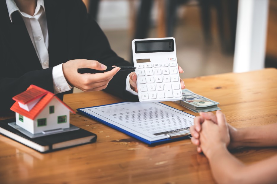 agente inmobiliario con hipoteca