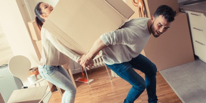 pareja en mudanza sin estrés
