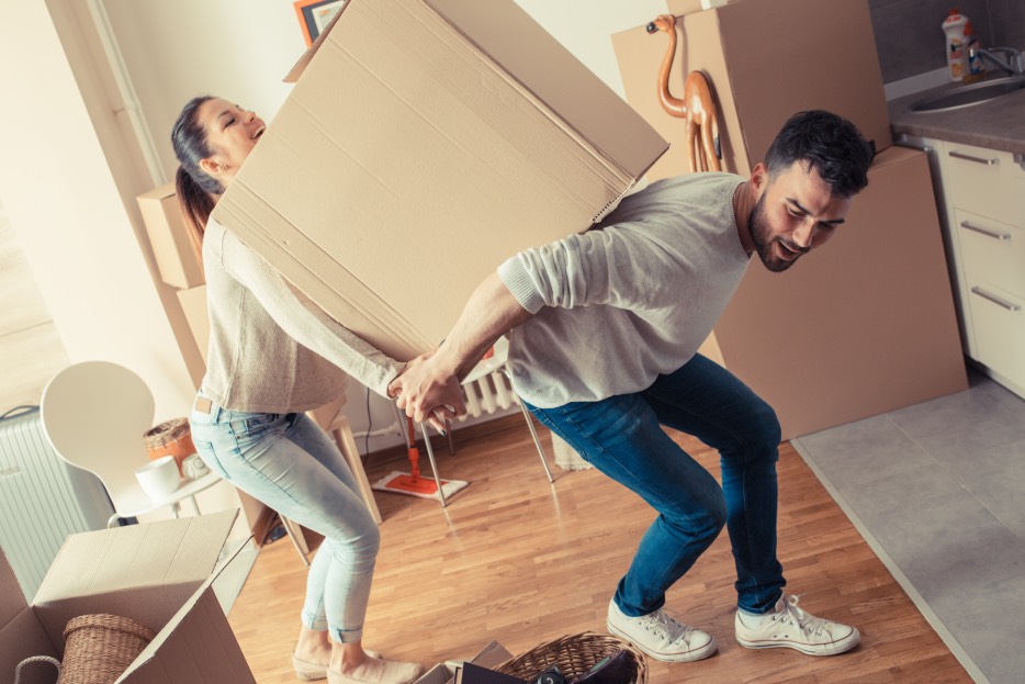 pareja en mudanza sin estrés