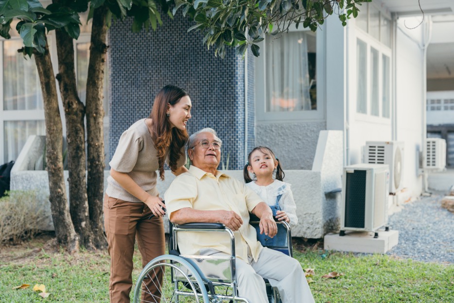 persona mayor en vivienda