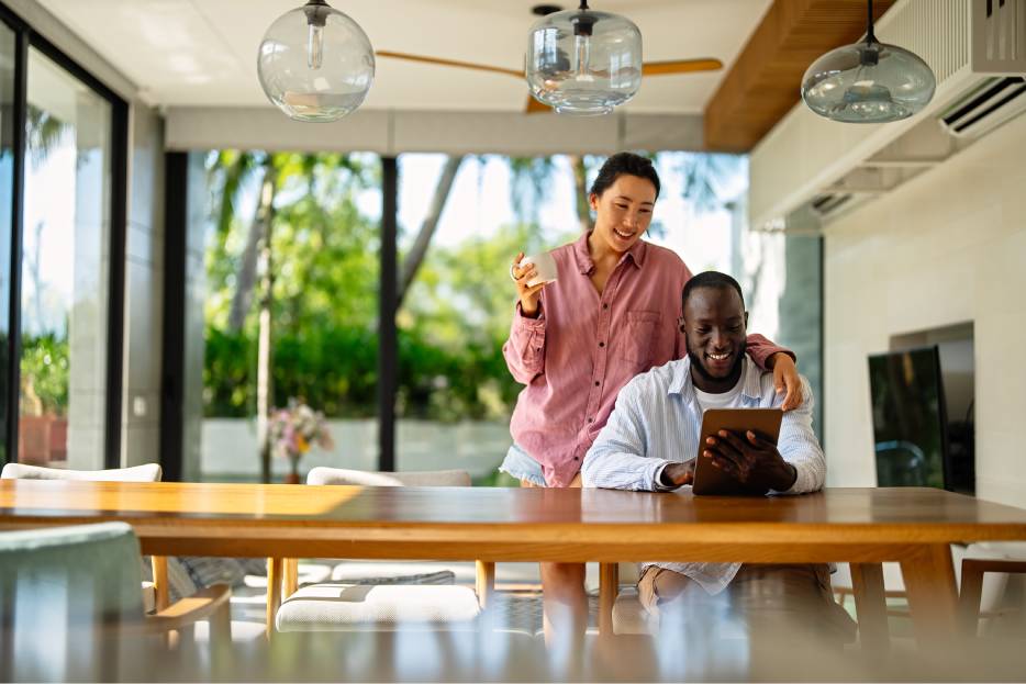 Diseñar casas inteligentes en climas tropicales implica afrontar humedad, calor y lluvias con soluciones que aseguren durabilidad.