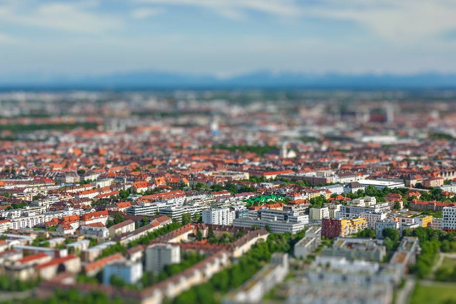 En el desarrollo urbano actual, ciudades compactas concentran vivienda, empleo y transporte, generando entornos más eficientes y atractivos.