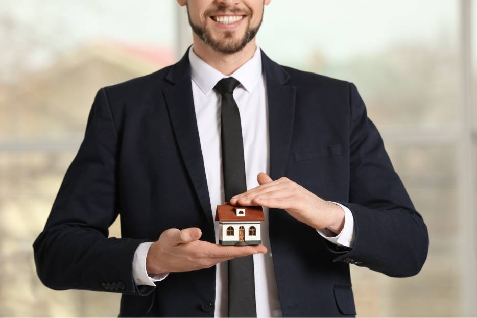 Una agencia inmobiliaria certificada protege tu inversión con experiencia, contratos claros y cumplimiento legal en todo proceso.