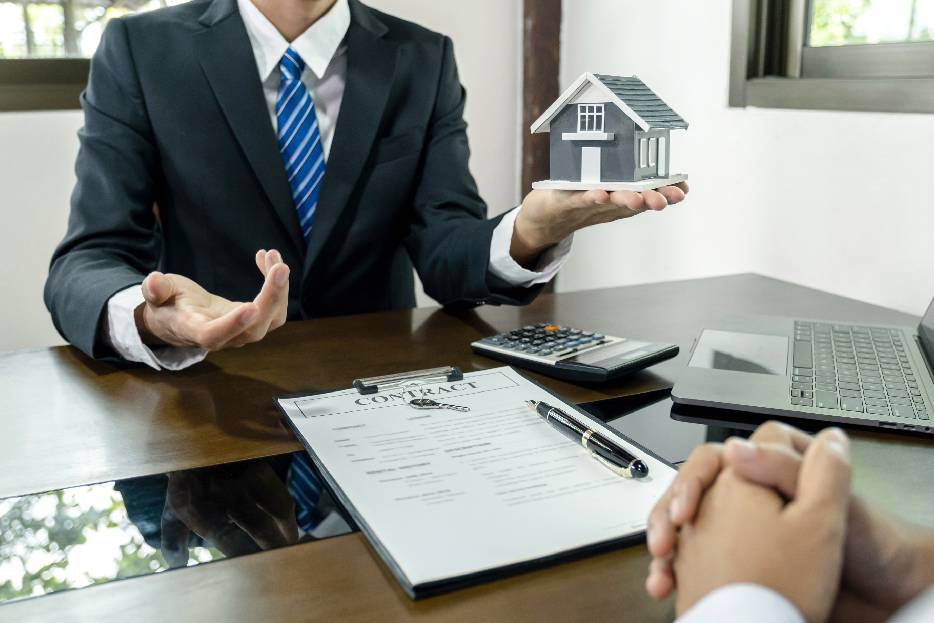 La diferencia entre asesor inmobiliario y agente inmobiliario está en el enfoque estratégico o comercial dentro del proceso inmobiliario.