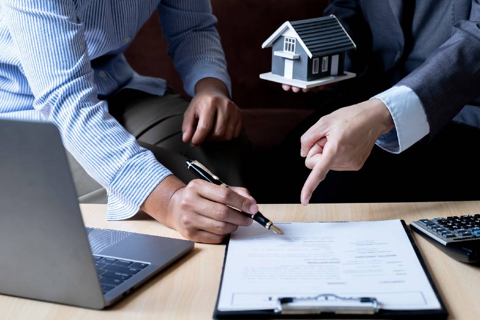 Saber distinguir entre asesor inmobiliario y agente inmobiliario mejora tus oportunidades de inversión y reduce riesgos al comprar.