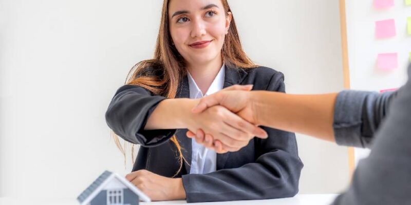 Entender qué hace un asesor inmobiliario y agente inmobiliario permite tomar mejores decisiones al comprar, vender o invertir.